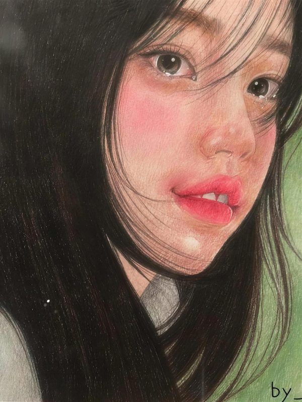 긴 검은 머리에 볼이 붉은 여성을 그린 색연필 인물화.