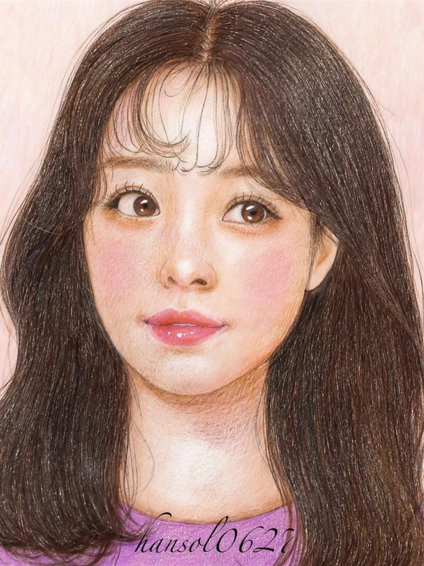 앞머리가 있는 긴 머리 여성을 그린 색연필 인물화.