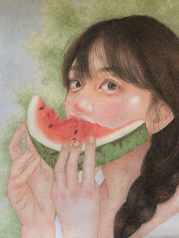수박을 베어 문 여성을 그린 색연필 인물화.